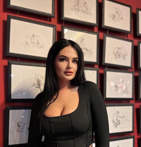 эскортница с средней грудью